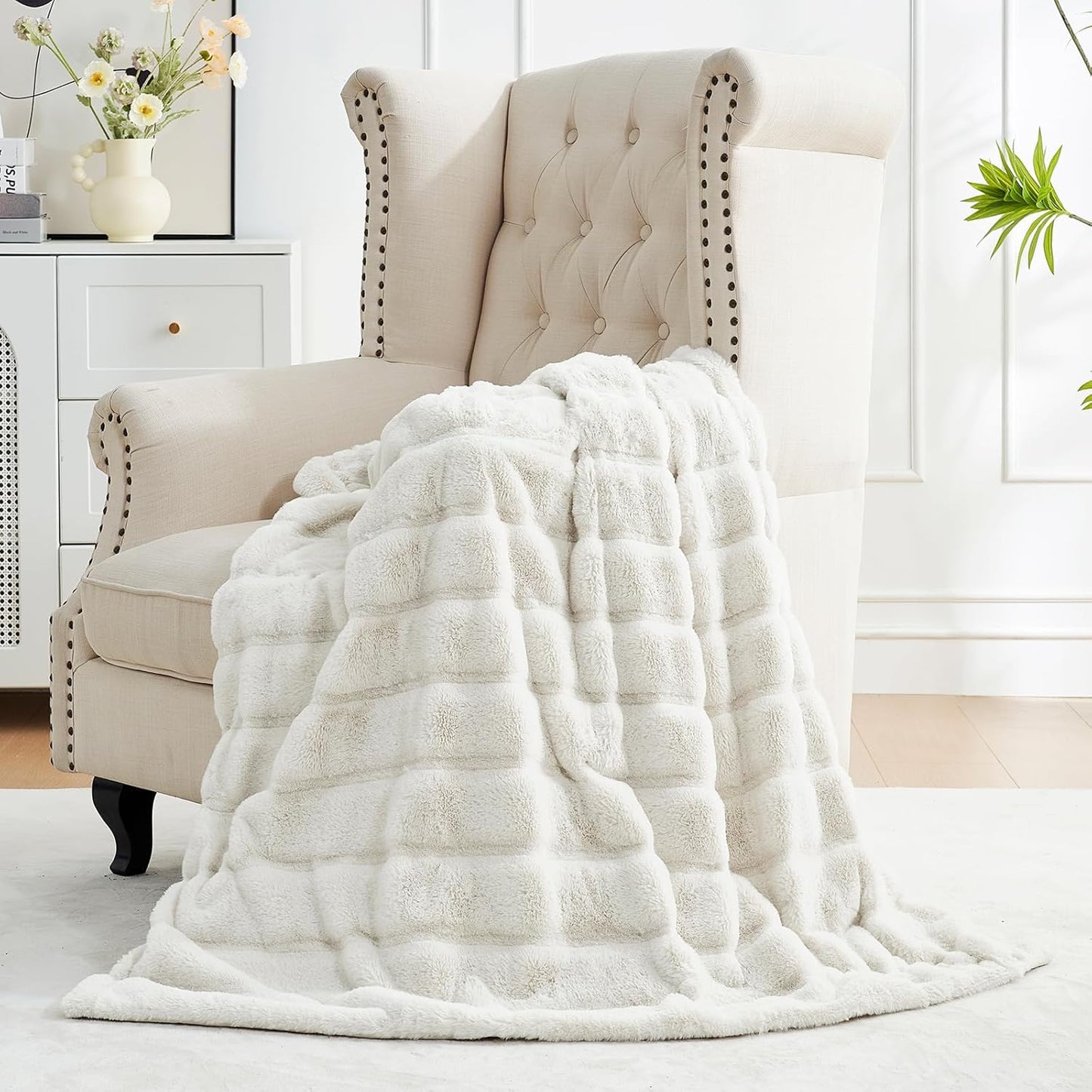 Cozy Bliss Faux Fur Throw Blanket for Couch, Cozy Soft Plush Thick Winter Blanket for Sofa Bedroom Living Room, 50 * 60 Inches Beige