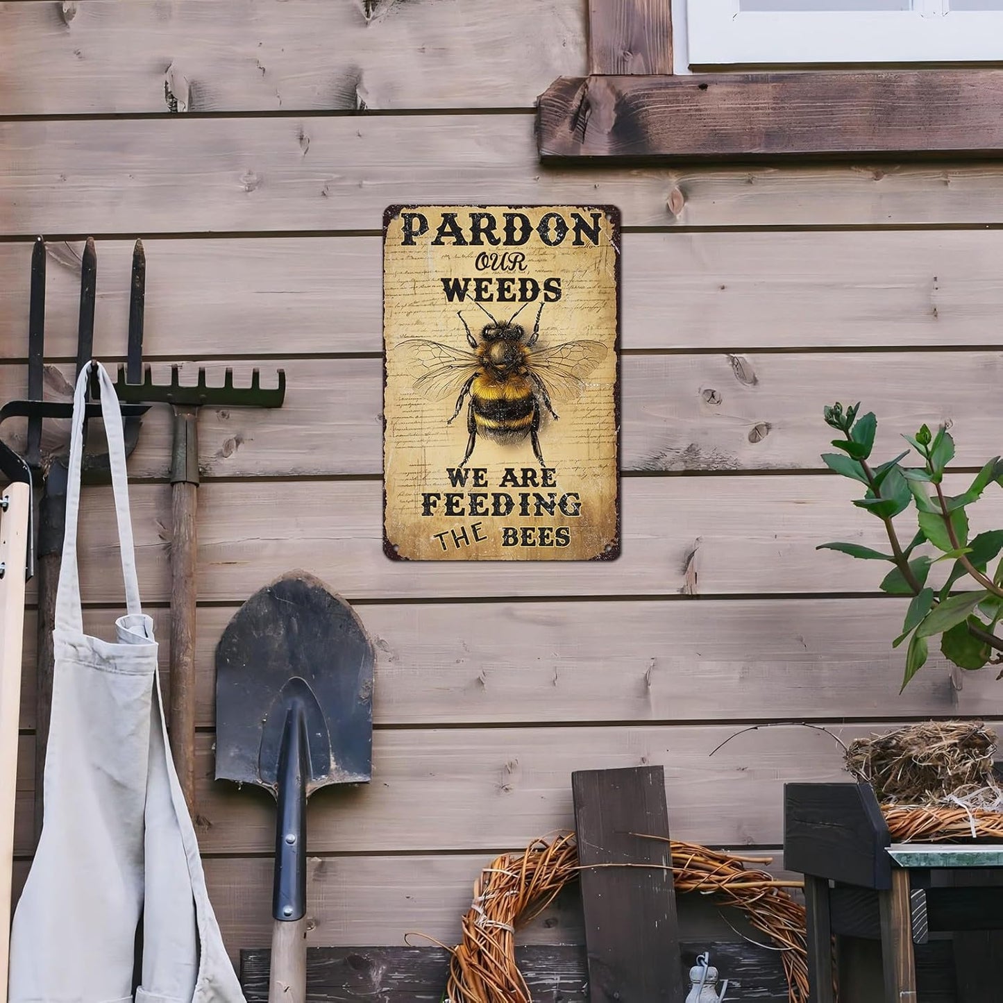 Vintage Bee Tin Sign Pardon Our Weeds We're Feeding The Bees Retro Garden Metal Poster Funny Wall Art Cafe Office Wall Decor for Kitchen Home Bar Plub Club Shop 12 * 8inch