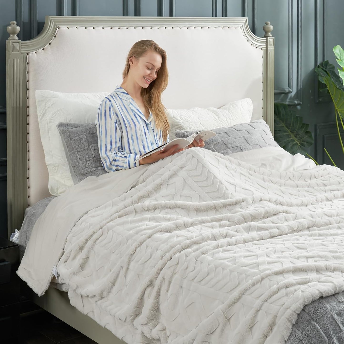 Cozy Bliss Faux Fur Throw Blanket for Couch, Jacquard Fuzzy Plush Soft Thick Winter Throw Blanket for Sofa Bed Living Room Bedroom，60"x80" Beige