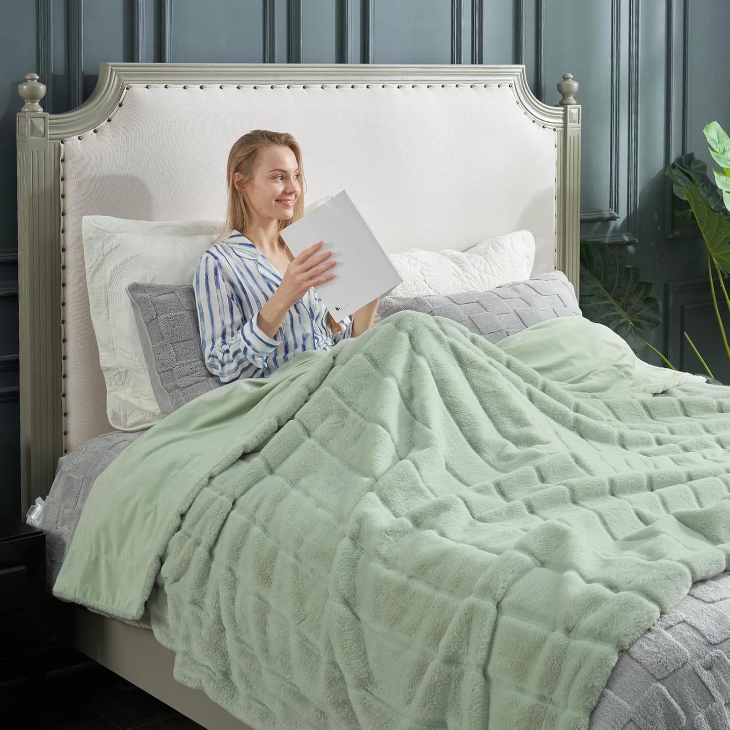 Cozy Bliss Faux Fur Throw Blanket for Couch, Cozy Soft Plush Thick Winter Blanket for Sofa Bedroom Living Room, 60 * 80 Inches Green