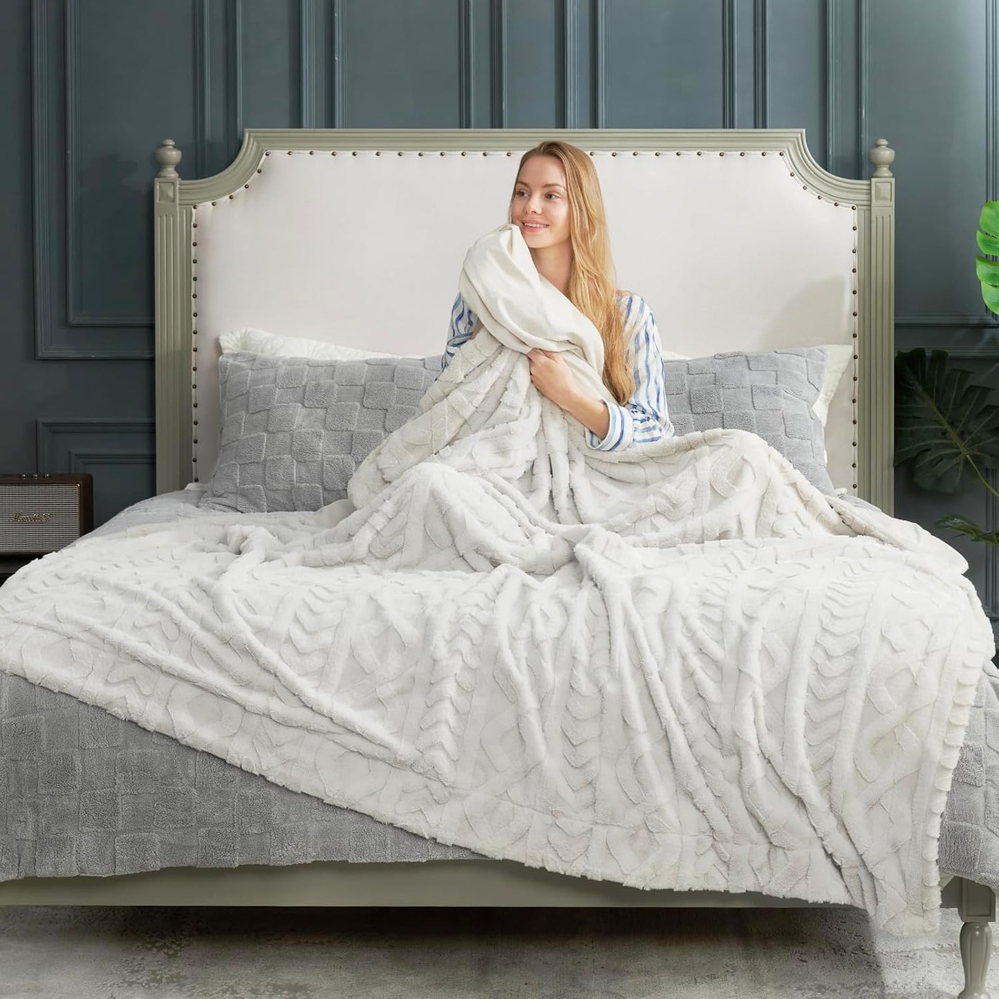 Cozy Bliss Faux Fur Throw Blanket for Couch, Jacquard Fuzzy Plush Soft Thick Winter Throw Blanket for Sofa Bed Living Room Bedroom，60"x80" Beige