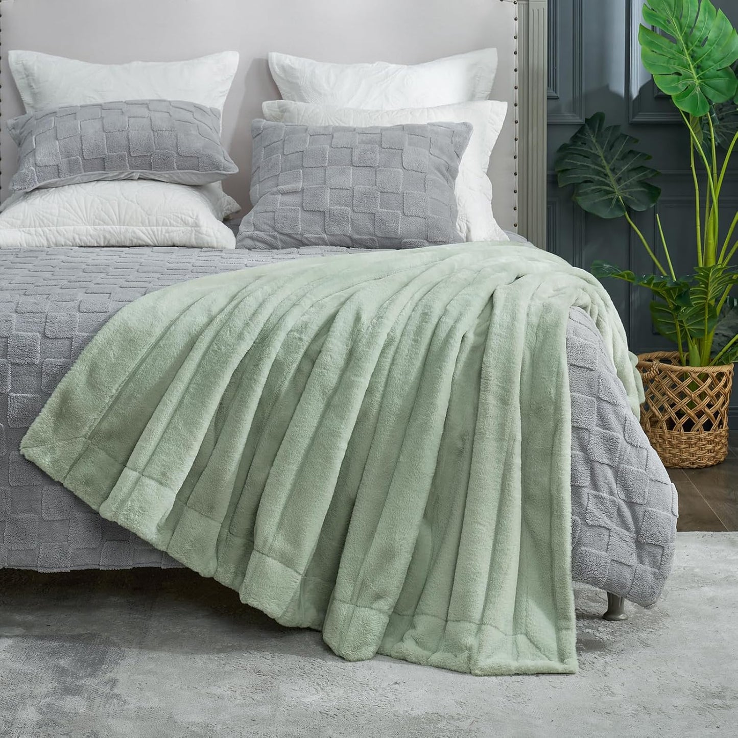 Cozy Bliss Faux Fur Throw Blanket for Couch, Cozy Soft Plush Thick Winter Blanket for Sofa Bedroom Living Room, 60 * 80 Inches Green