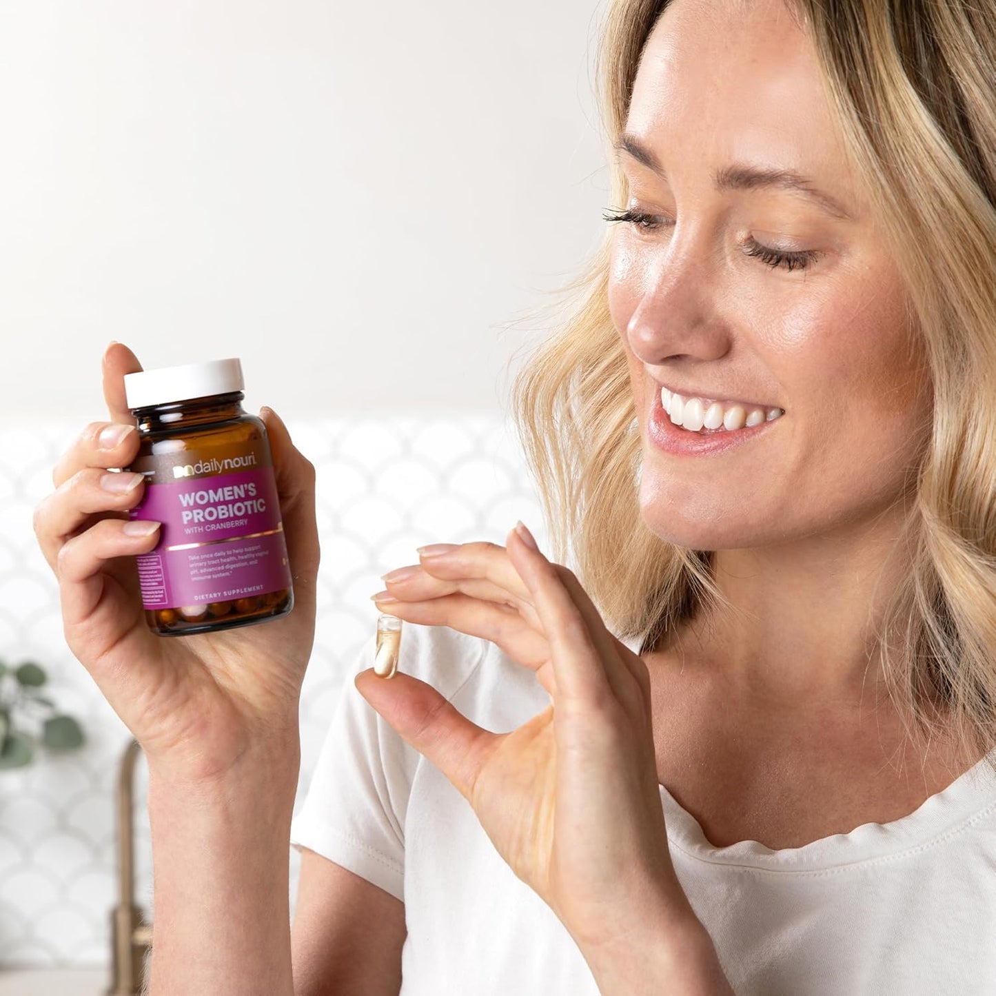 Nouri Daily Women’s Probiotic | Supports Vaginal pH, Urinary Tract, Digestive & Immune Health | 5 Clinically Studied Strains + Cranberry & Vegan Omega Oil | 30-Day Supply