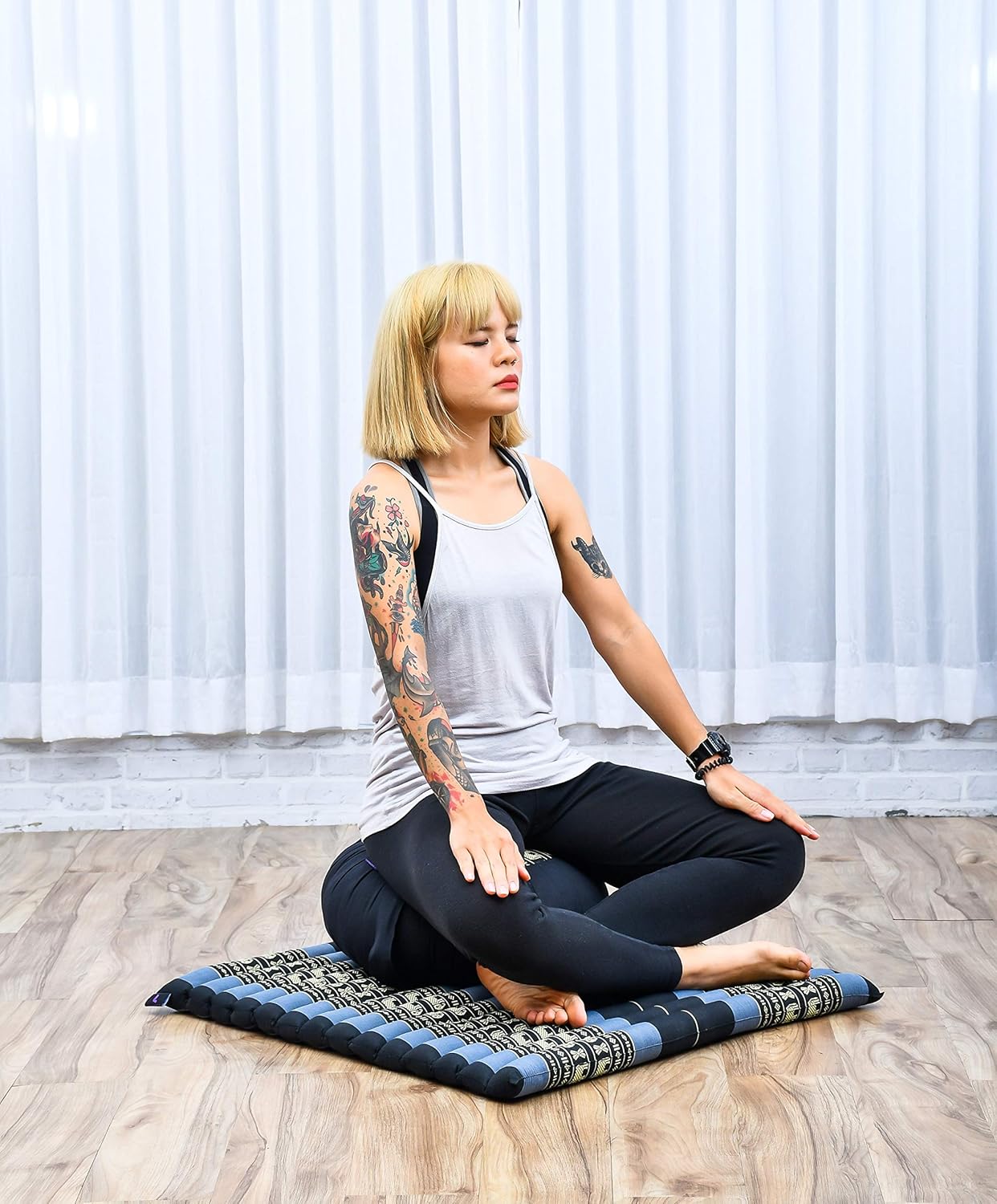 Leewadee Meditation Cushion Set – 1 Round Zafu Meditation Pillow and 1 Square Roll-Up Zabuton Meditation Mat, Pillows Bundle Filled with Kapok