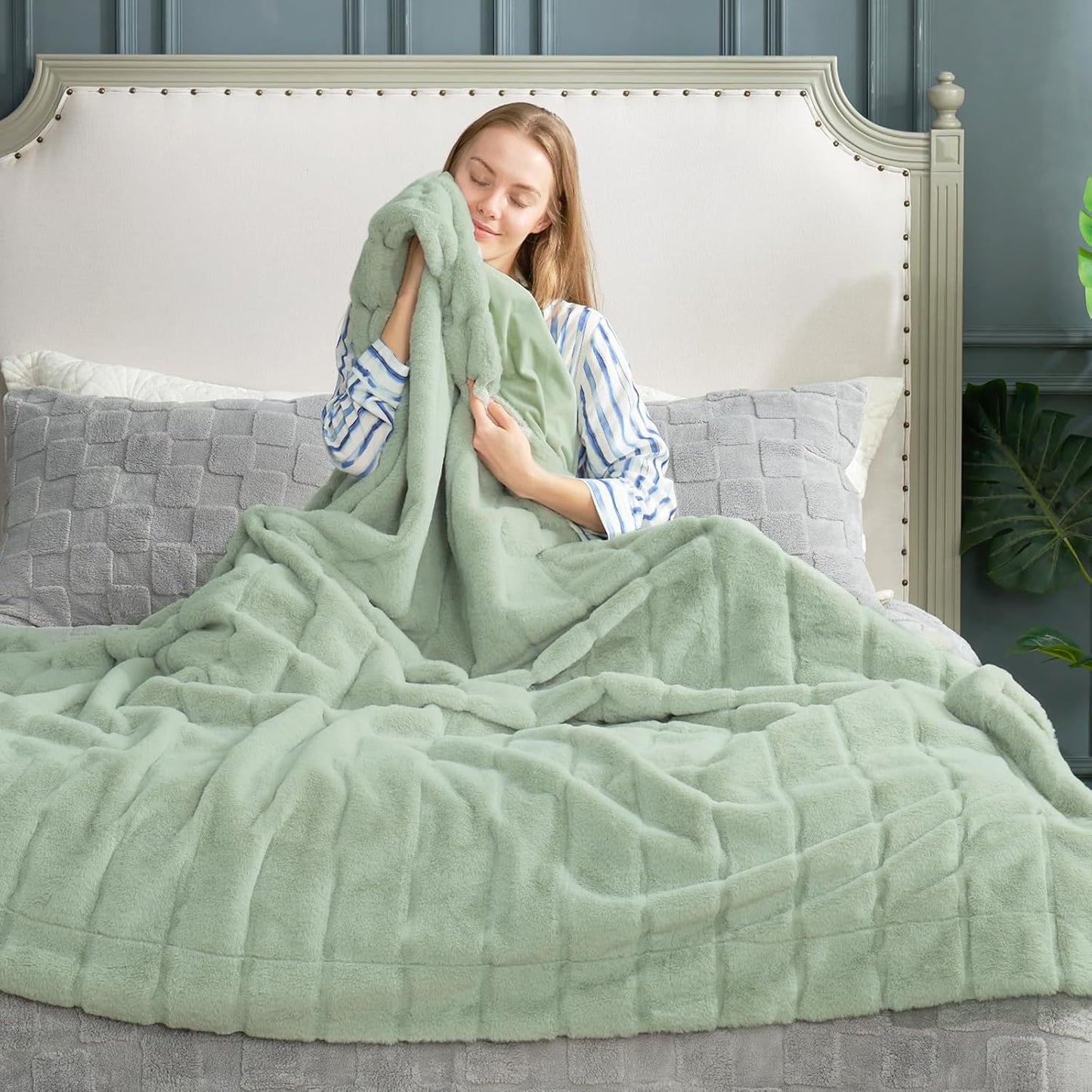 Cozy Bliss Faux Fur Throw Blanket for Couch, Cozy Soft Plush Thick Winter Blanket for Sofa Bedroom Living Room, 50 * 60 Inches Green