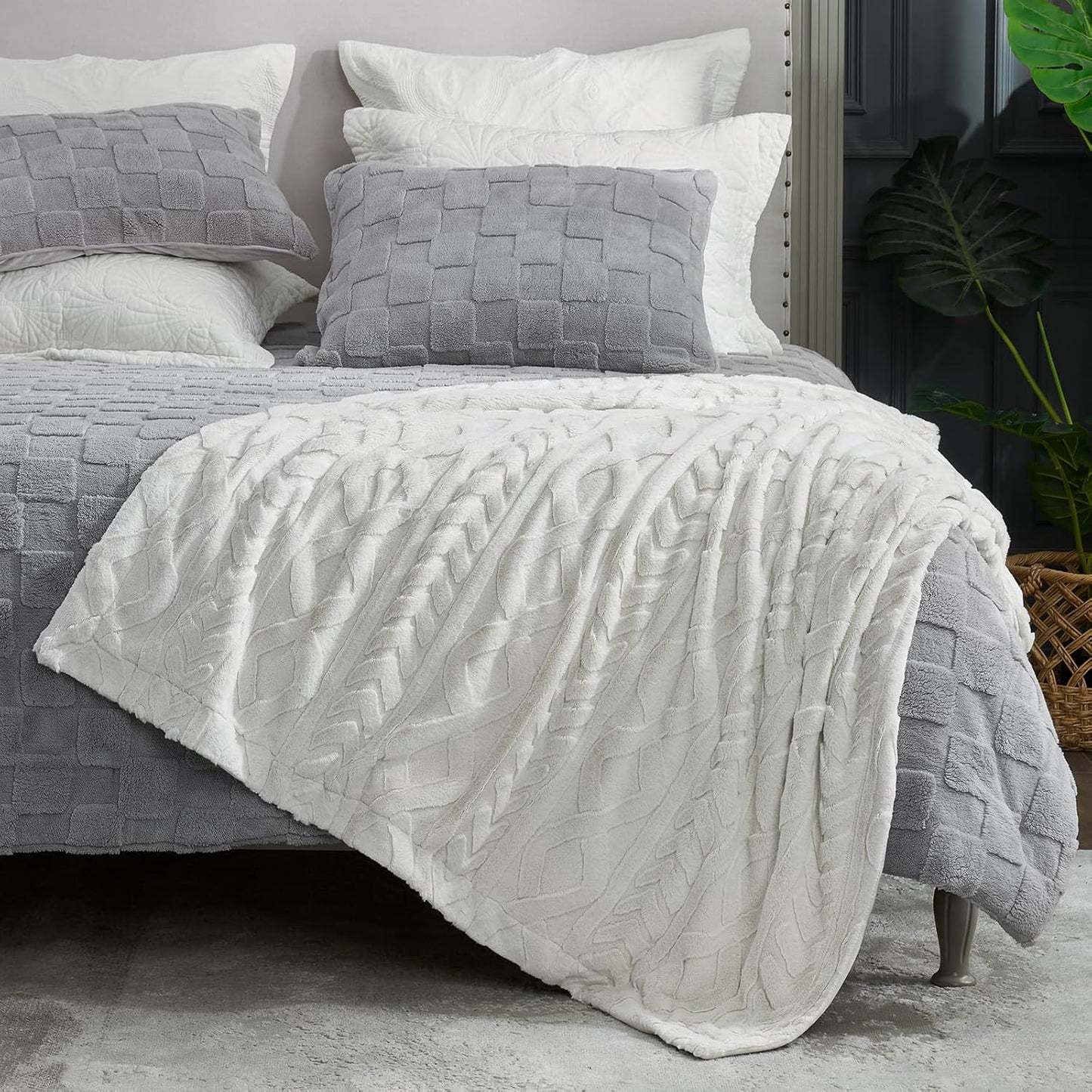 Cozy Bliss Faux Fur Throw Blanket for Couch, Jacquard Fuzzy Plush Soft Thick Winter Throw Blanket for Sofa Bed Living Room Bedroom，50"x60" Beige