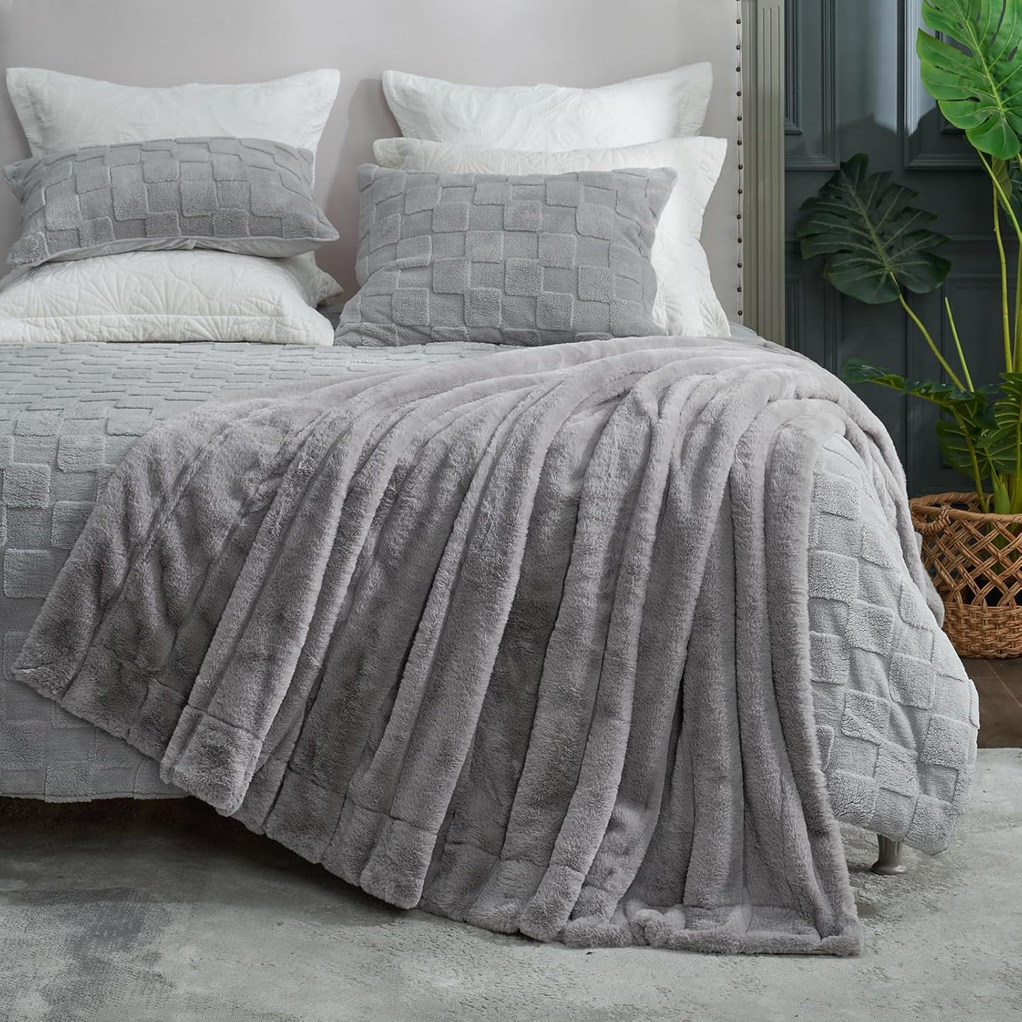 Cozy Bliss Faux Fur Throw Blanket for Couch, Cozy Soft Plush Thick Winter Blanket for Sofa Bedroom Living Room, 60 * 80 Inches Grey