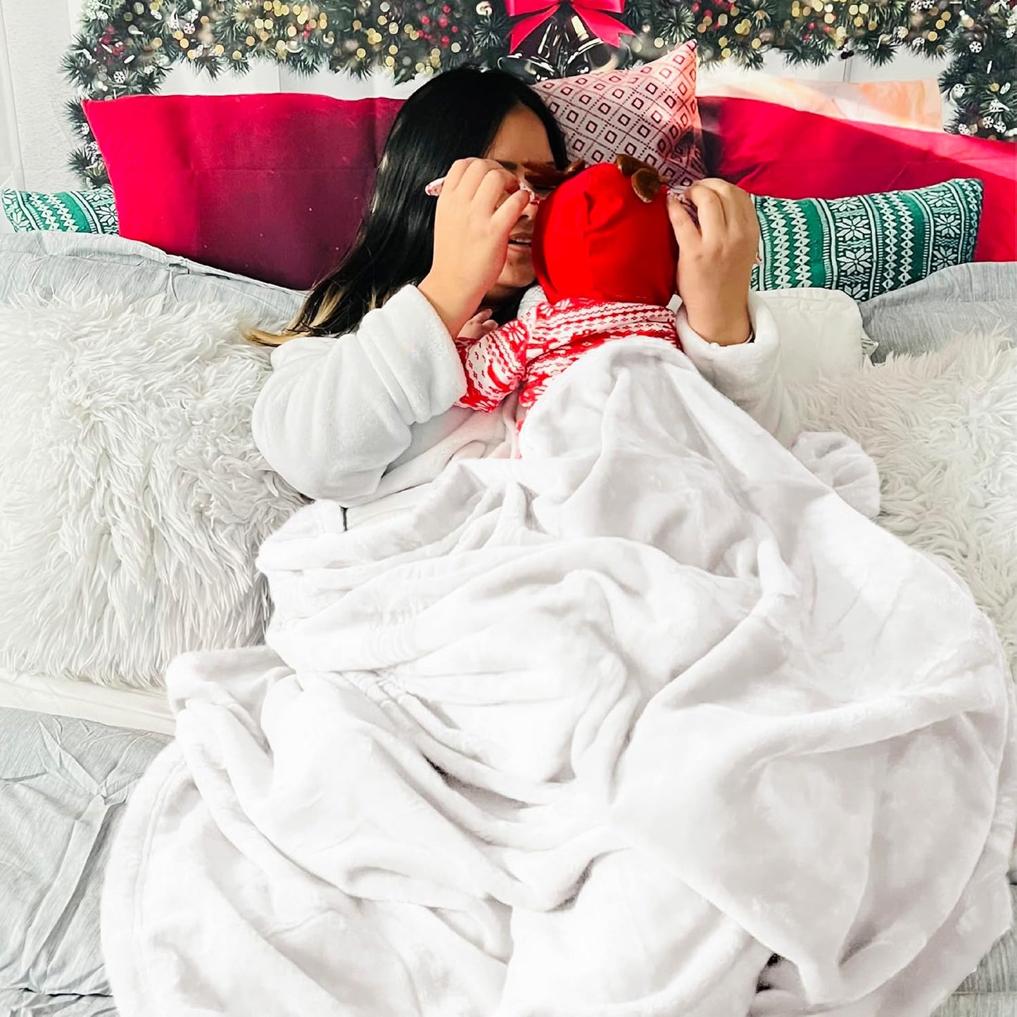 Bedsure White Fleece Throw Blanket - 300GSM Blankets for Couch, Sofa, Bed, Soft Lightweight Plush Cozy Throws for Toddlers, 50x60 inches