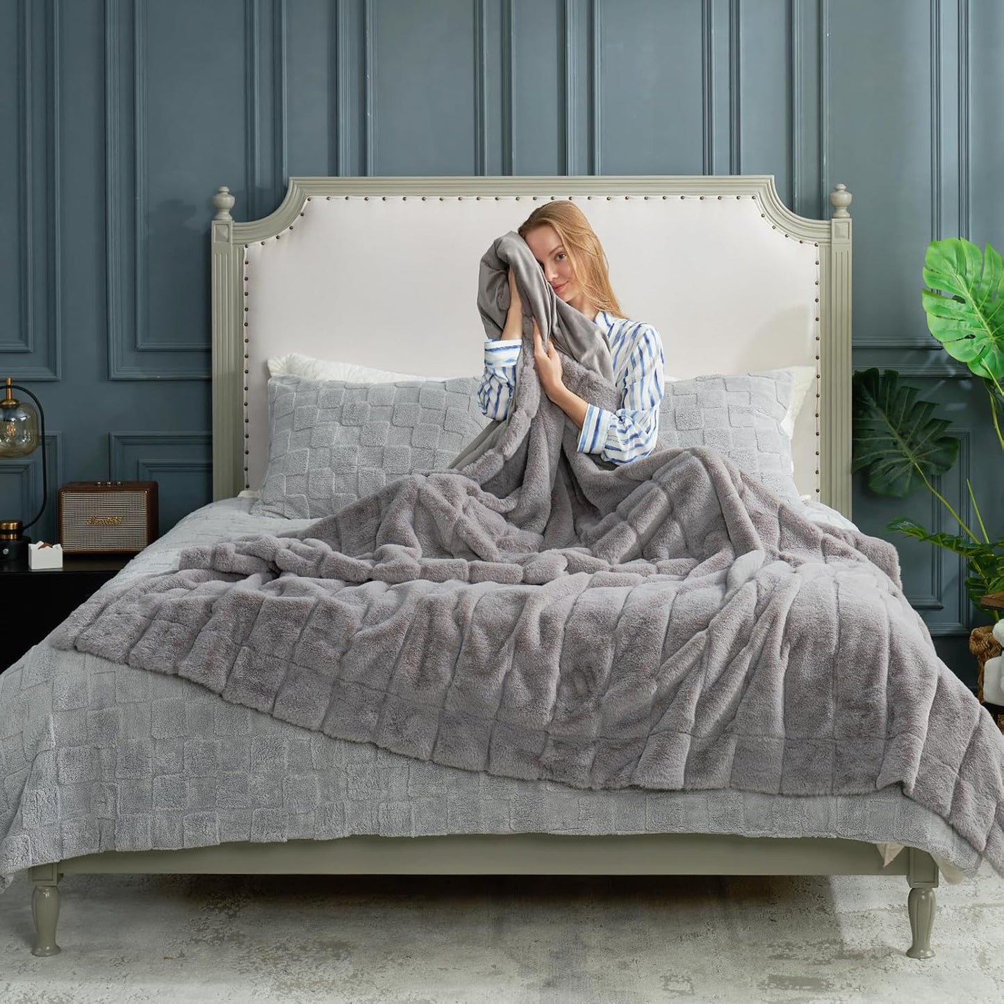 Cozy Bliss Faux Fur Throw Blanket for Couch, Cozy Soft Plush Thick Winter Blanket for Sofa Bedroom Living Room, 60 * 80 Inches Grey