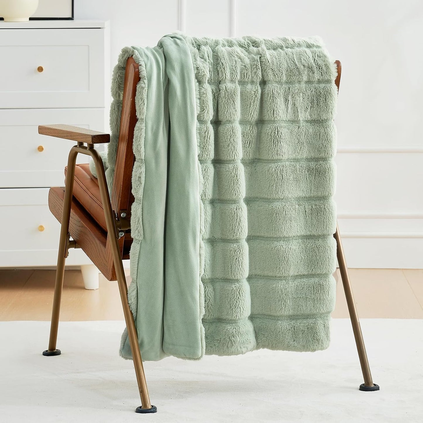Cozy Bliss Faux Fur Throw Blanket for Couch, Cozy Soft Plush Thick Winter Blanket for Sofa Bedroom Living Room, 50 * 60 Inches Green
